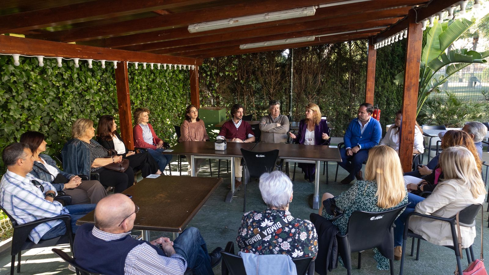 Pilar Miranda con vecinos del barrio de Nuevo Molino.