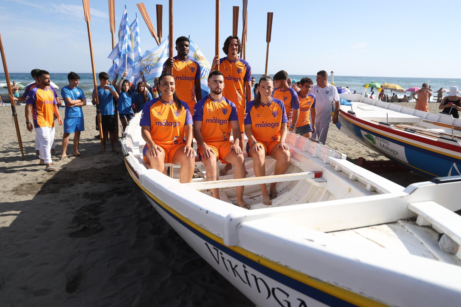 Naranja, azul y el ojo fenicio: la tercera camiseta del Málaga CF 2025/26