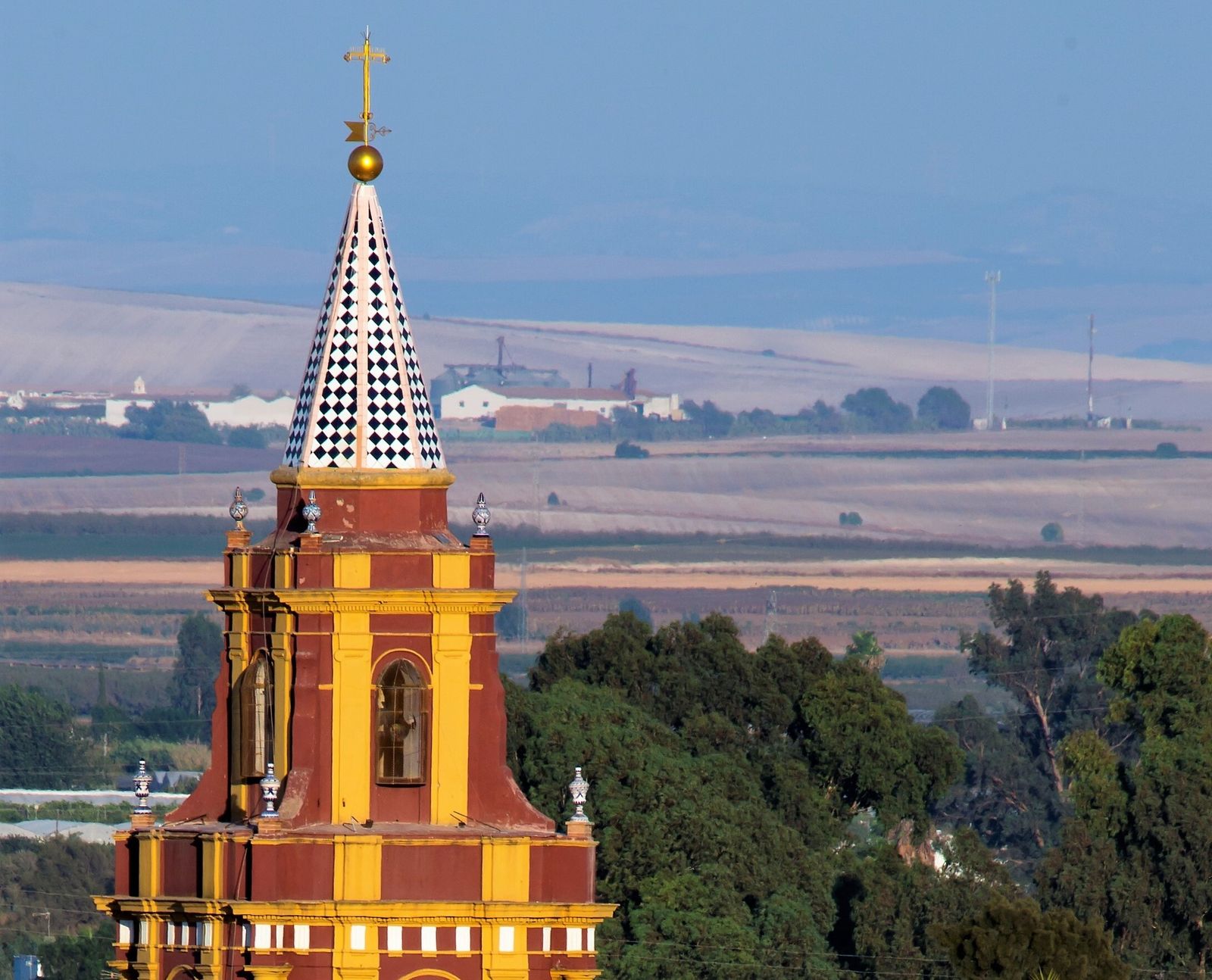 La torre de la Parroquia Santa María la Blanca.