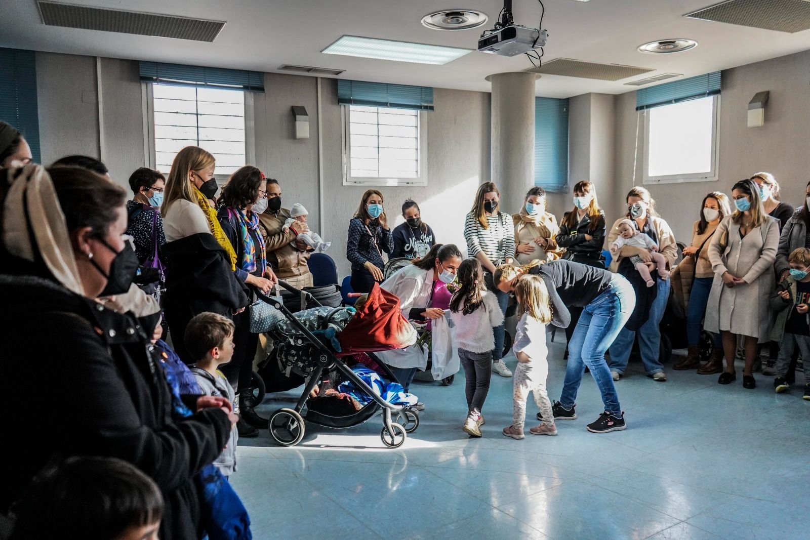 El centro de salud de La Chana reúne a mujeres para agradecer el trabajo infinito de una enfermera