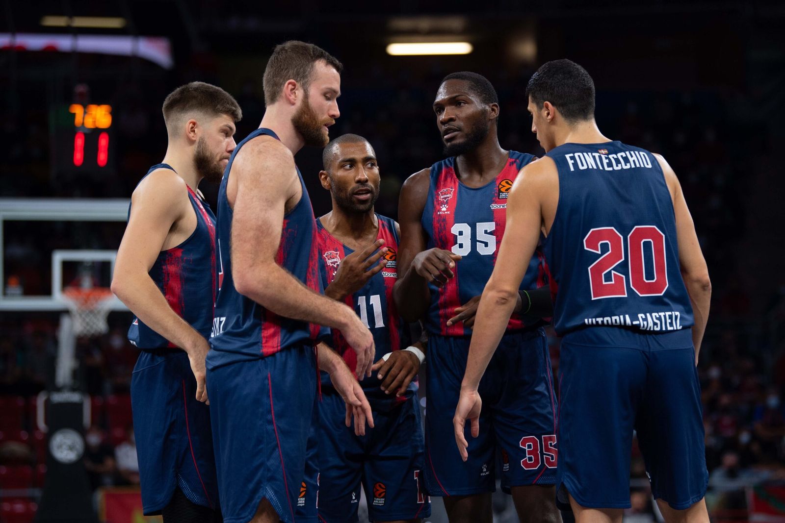 Varios jugadores del Baskonia en un partido de esta temporada.