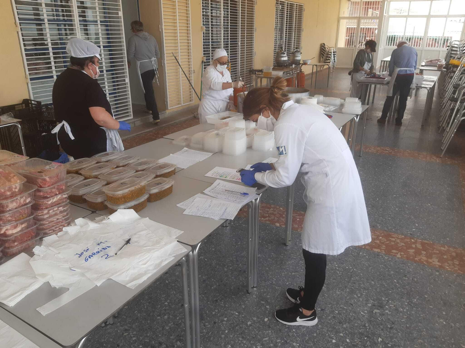 La Cocina Solidaria de Bonanza ha repartido hasta ahora más de 240 menús entre familias sin recursos de Sanlúcar.