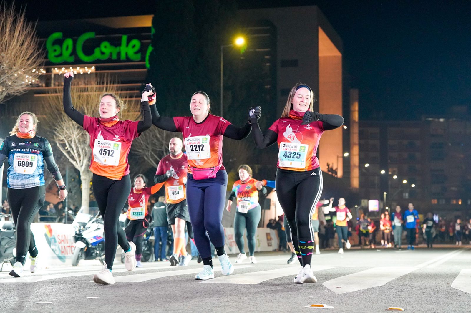 En imágenes: búscate en tu llegada a meta de la Carrera de San Antón 2026 (4)