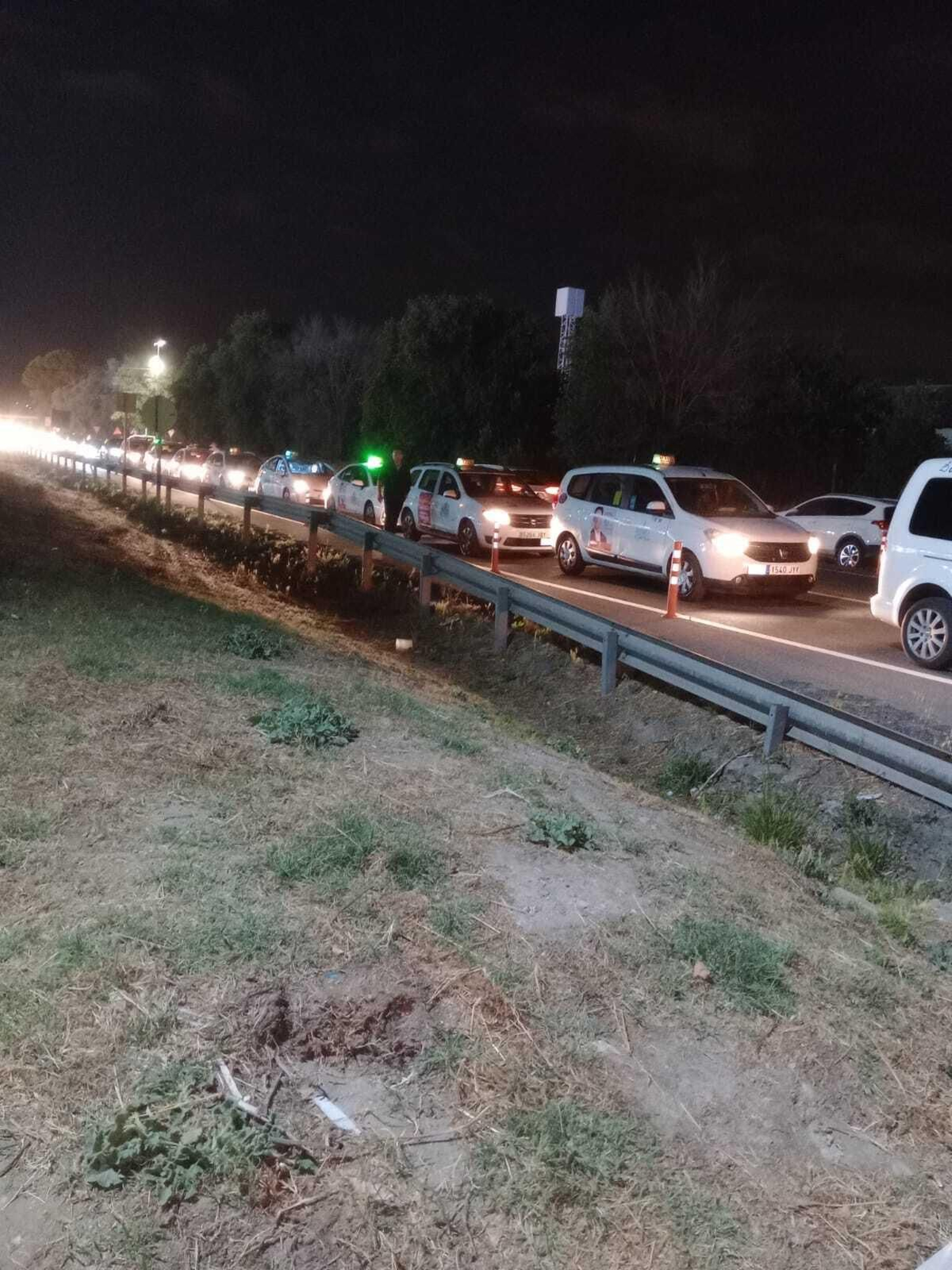 Los taxistas, abandonando la parada de la feria debido a la situación de tensión con la Policía Local.
