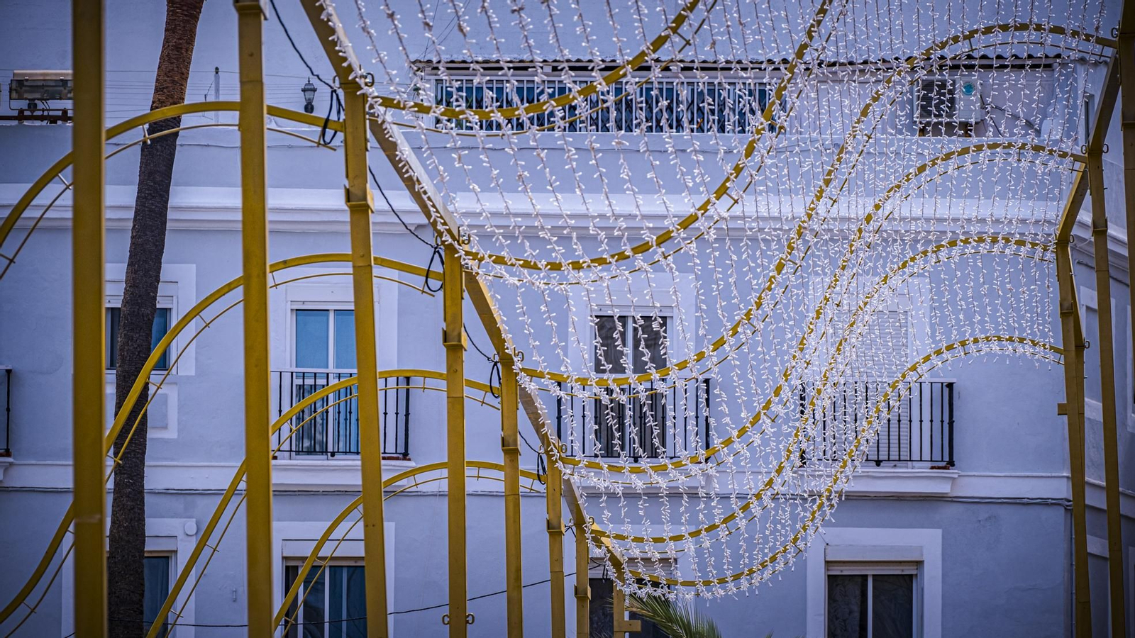 Montaje de la instalación del Canal Fenicio Bahía - Caleta con espectáculo de luz y sonido en la Plaza de la catedral.