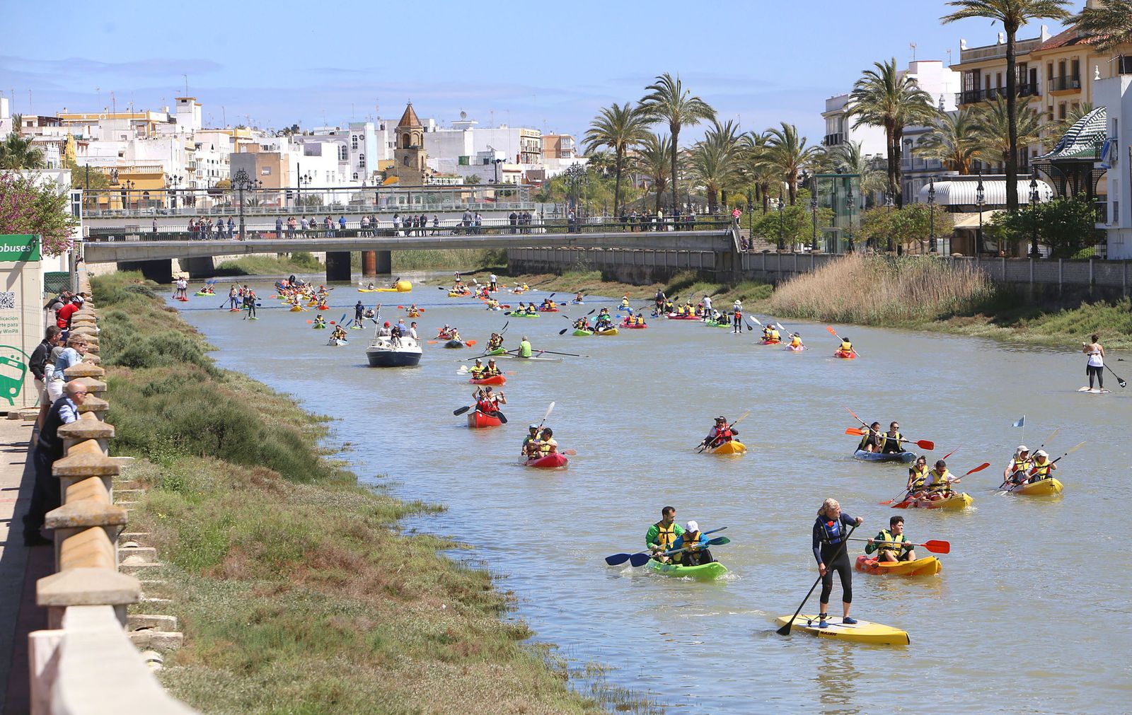 Un centenar de palistas participa en el Descenso del Río Iro