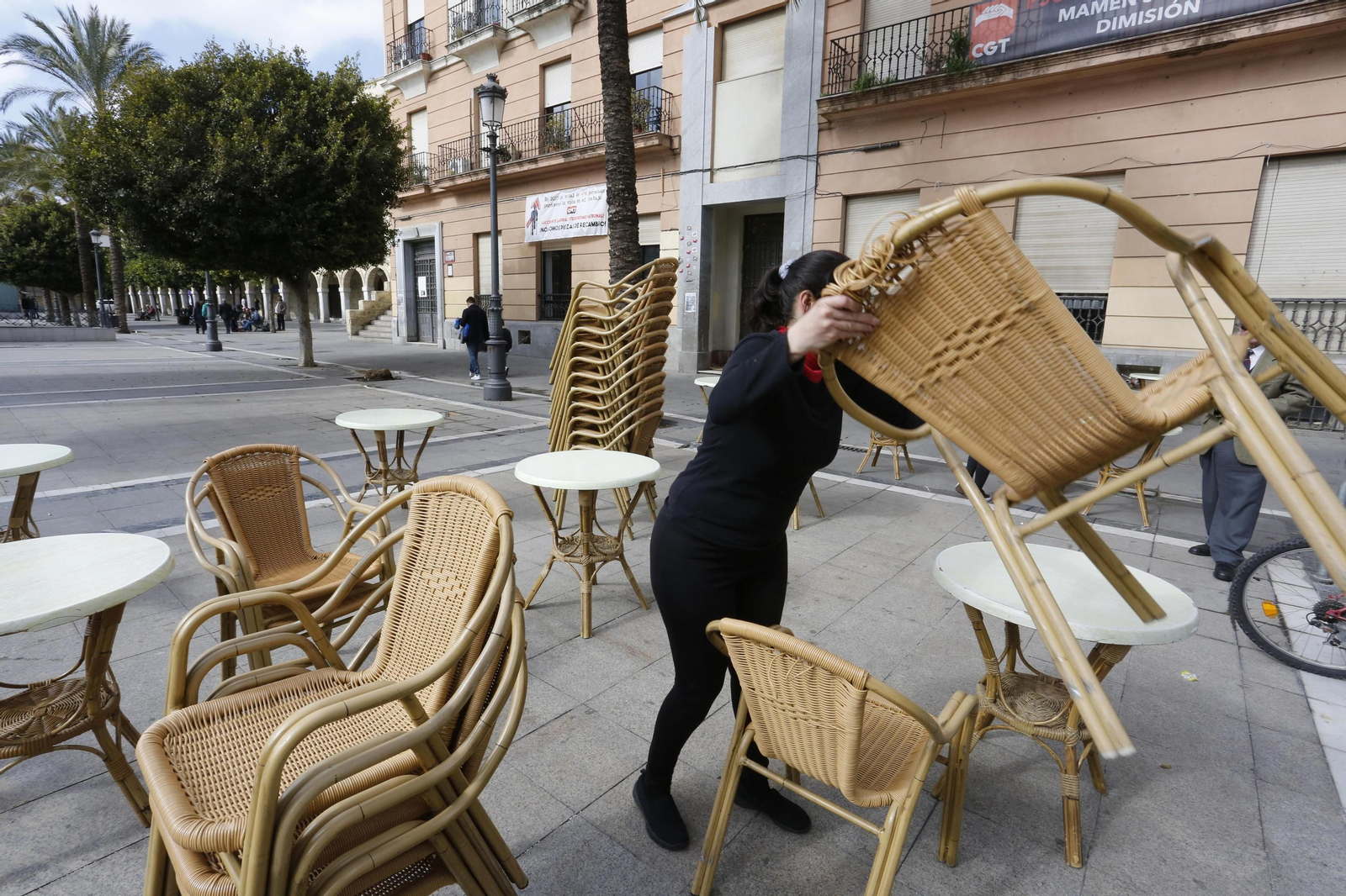 Una trabajadora monta la terraza de un establecimiento del centro. Una trabajadora monta la terraza de un establecimiento del centro.