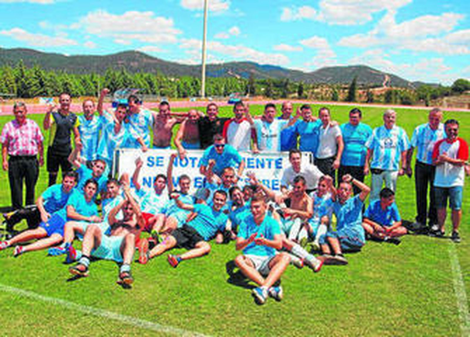 Los integrantes del Nerva celebran el ascenso a Preferente tras imponerse por la mínima al Beas.