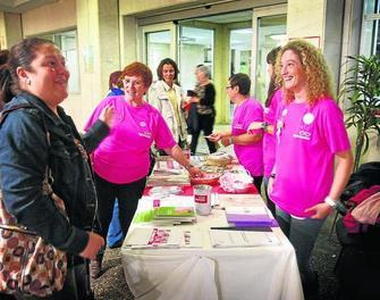 Mesa informativa de Agamama en el Día Contra el Cáncer de Mama.