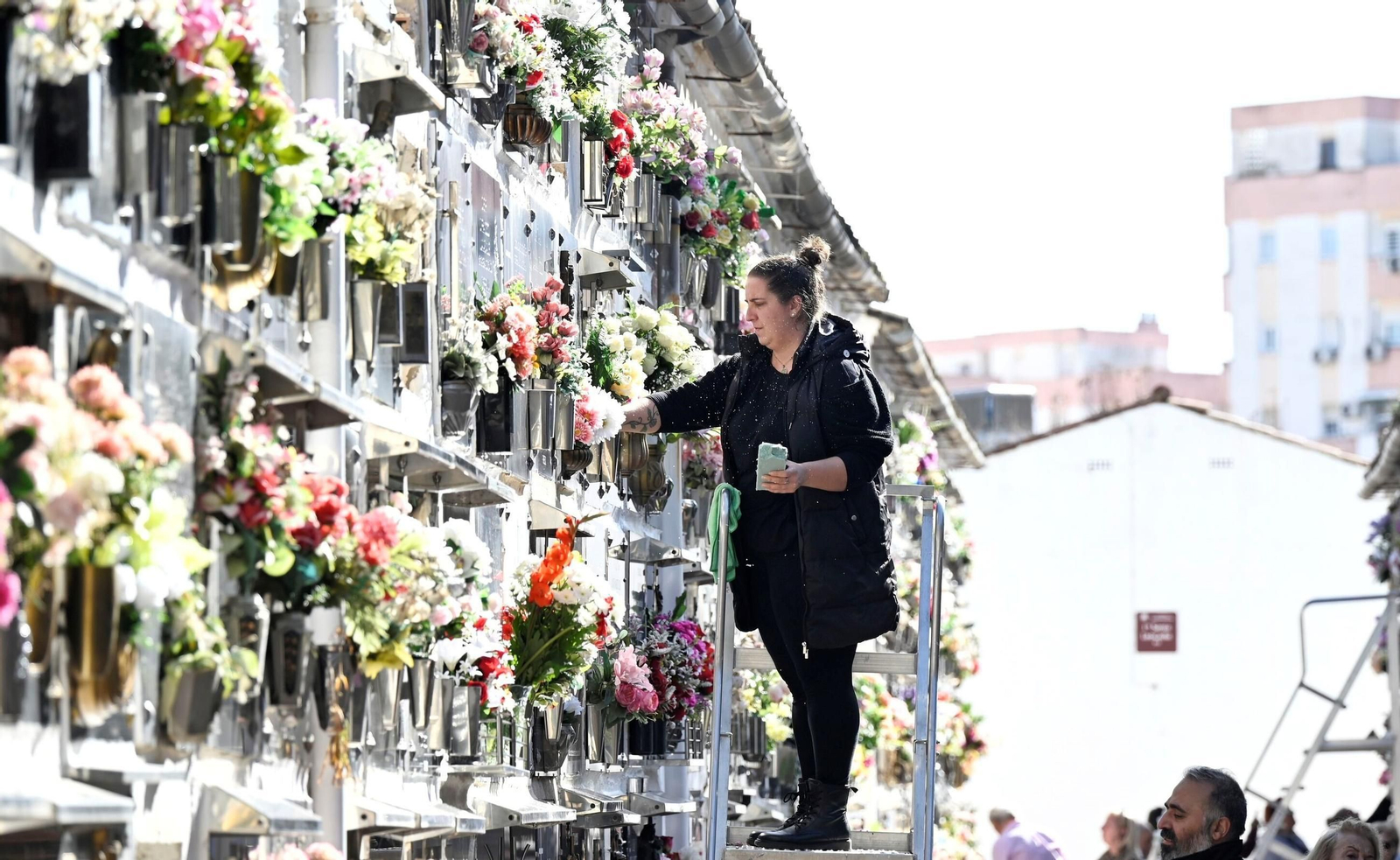Las imágenes del día de Todos los Santos en los cementerios de Córdoba