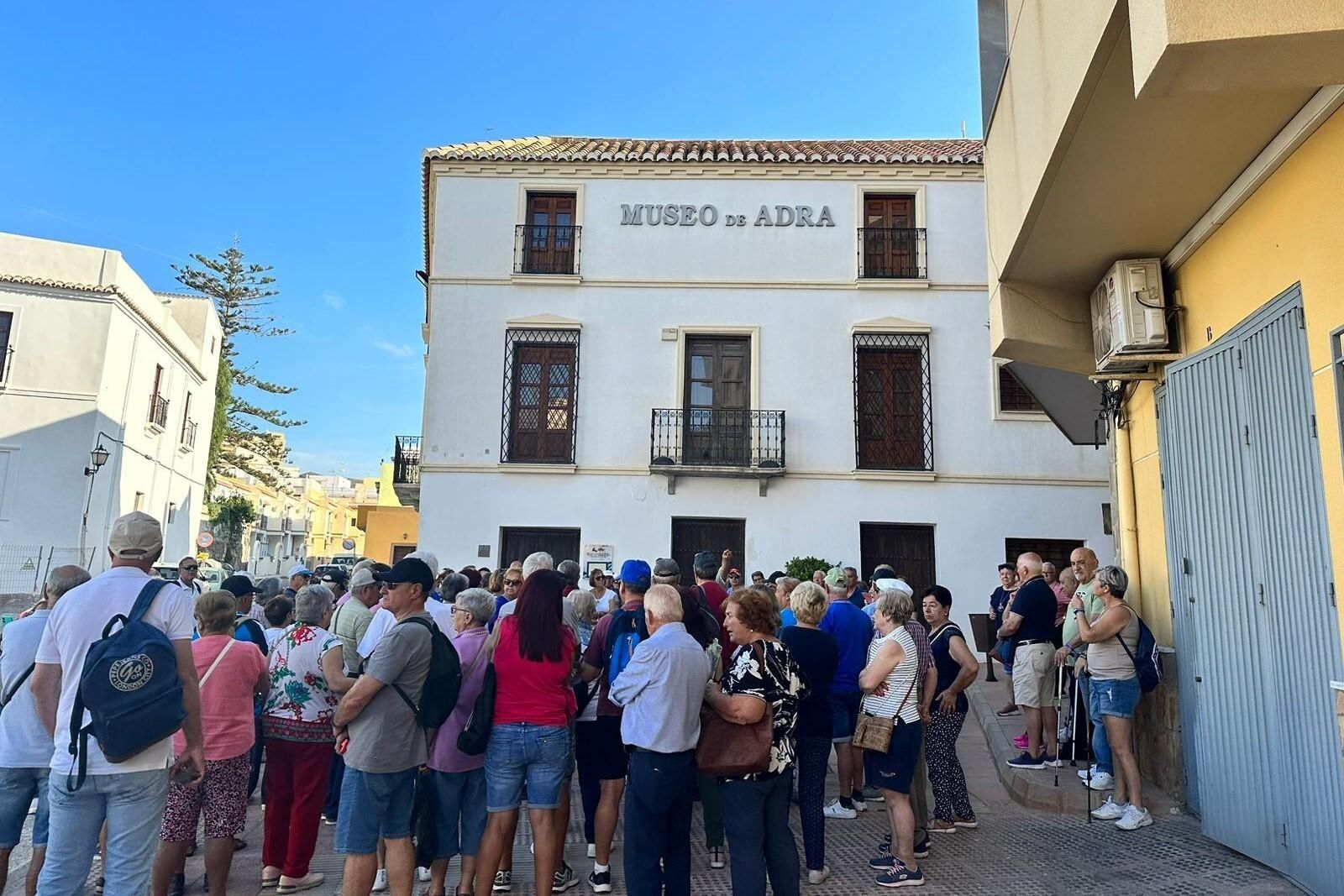 El museo de Adra con un grupo de turistas.