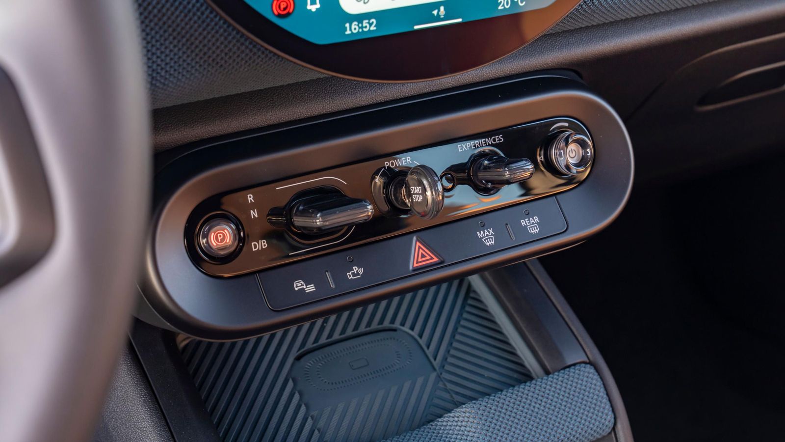 De activar el modo B llegan a lograrse deceleraciones de 0,3 m/s2. Este modo resulta muy valioso para generar energía cuando se circula en tráfico urbano y evita emplear el pedal del freno.