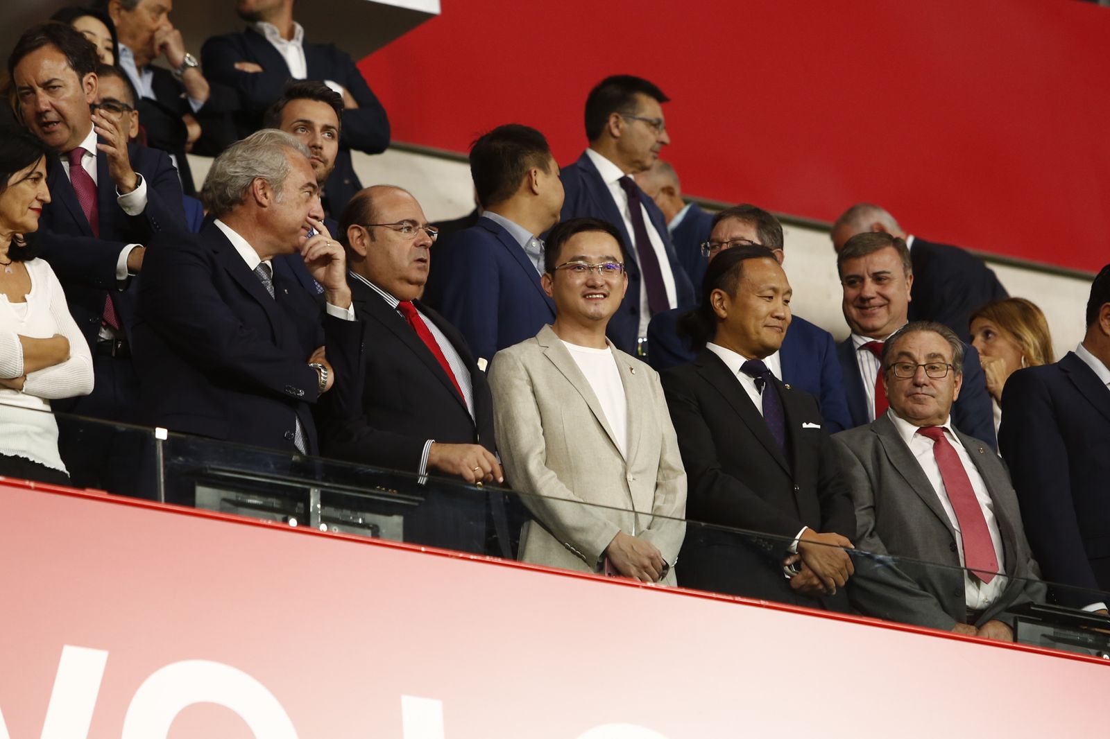 Jiang Lizhang , propietario del Granada CF, en el palco de Los Cármenes.
