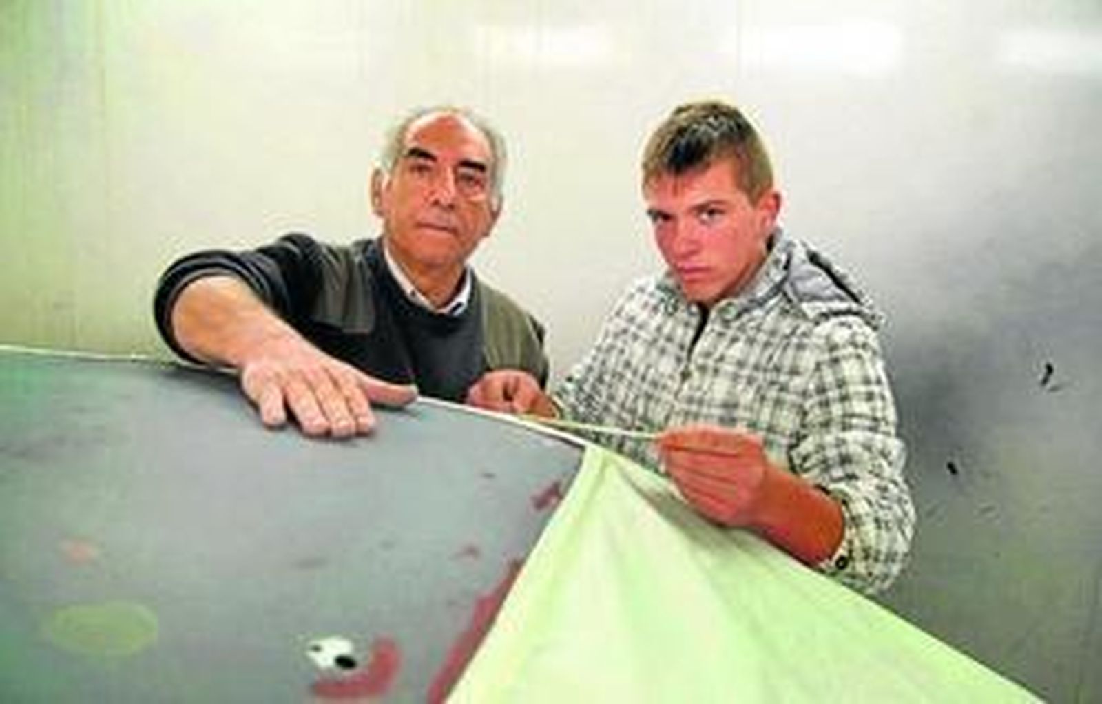 Uno de los jóvenes que han participado en pasadas ediciones de este programa hace prácticas en una empresa.