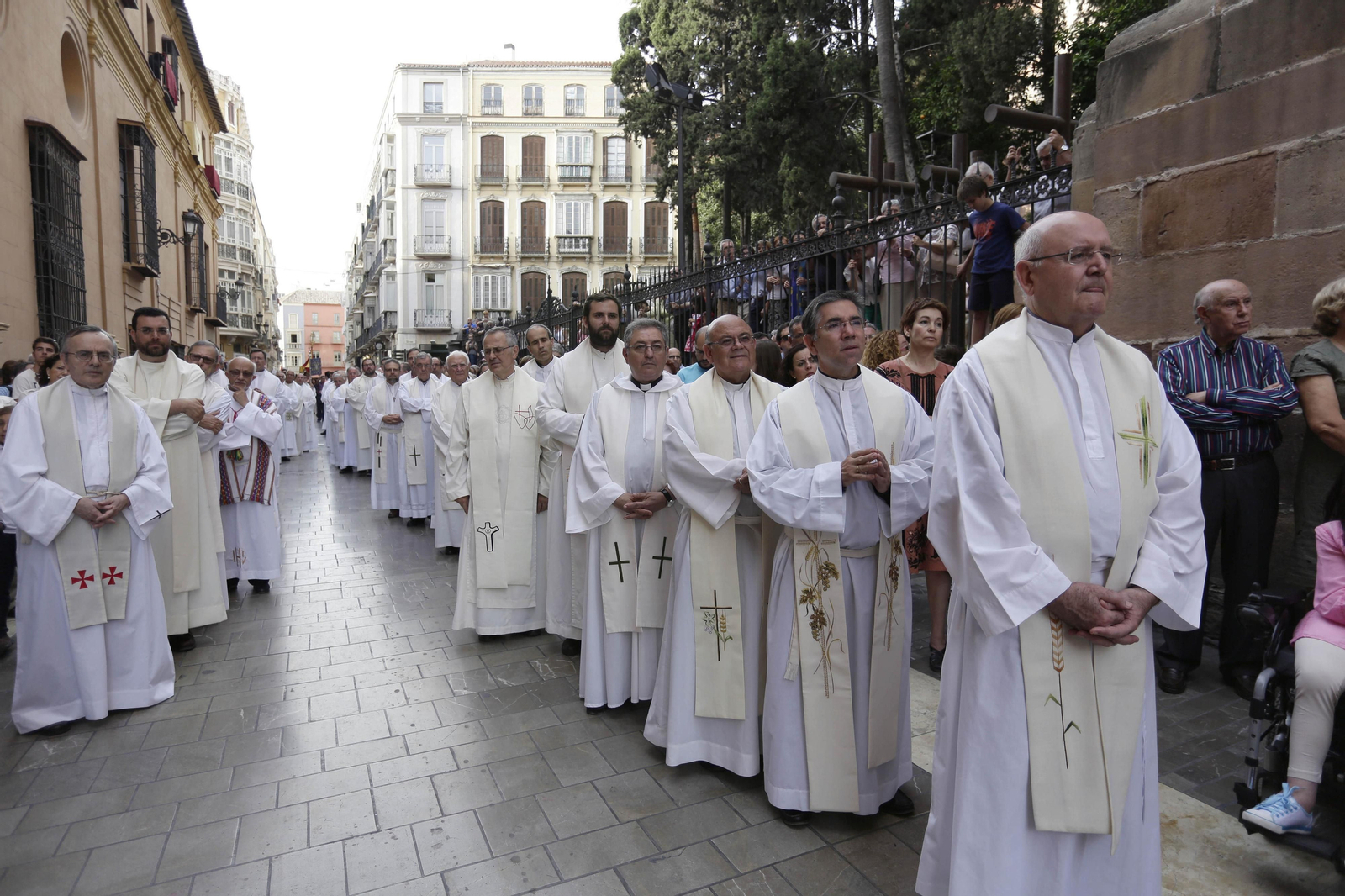 Sacerdotes contemplan la Custodia en la procesión del Corpus Christi del año 2015.
