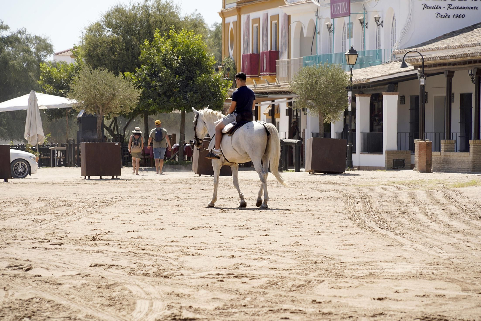 Imágenes del ambiente en la aldea durante el domingo de Rocío Chico