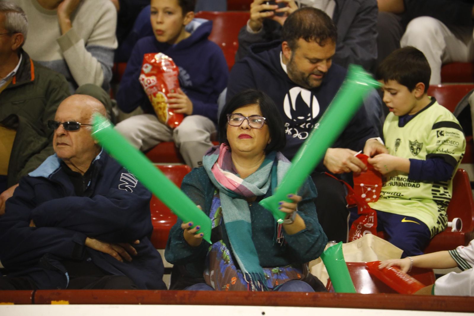 Las mejores fotos del ambiente en Vista Alegre para el Córdoba Futsal - Barça