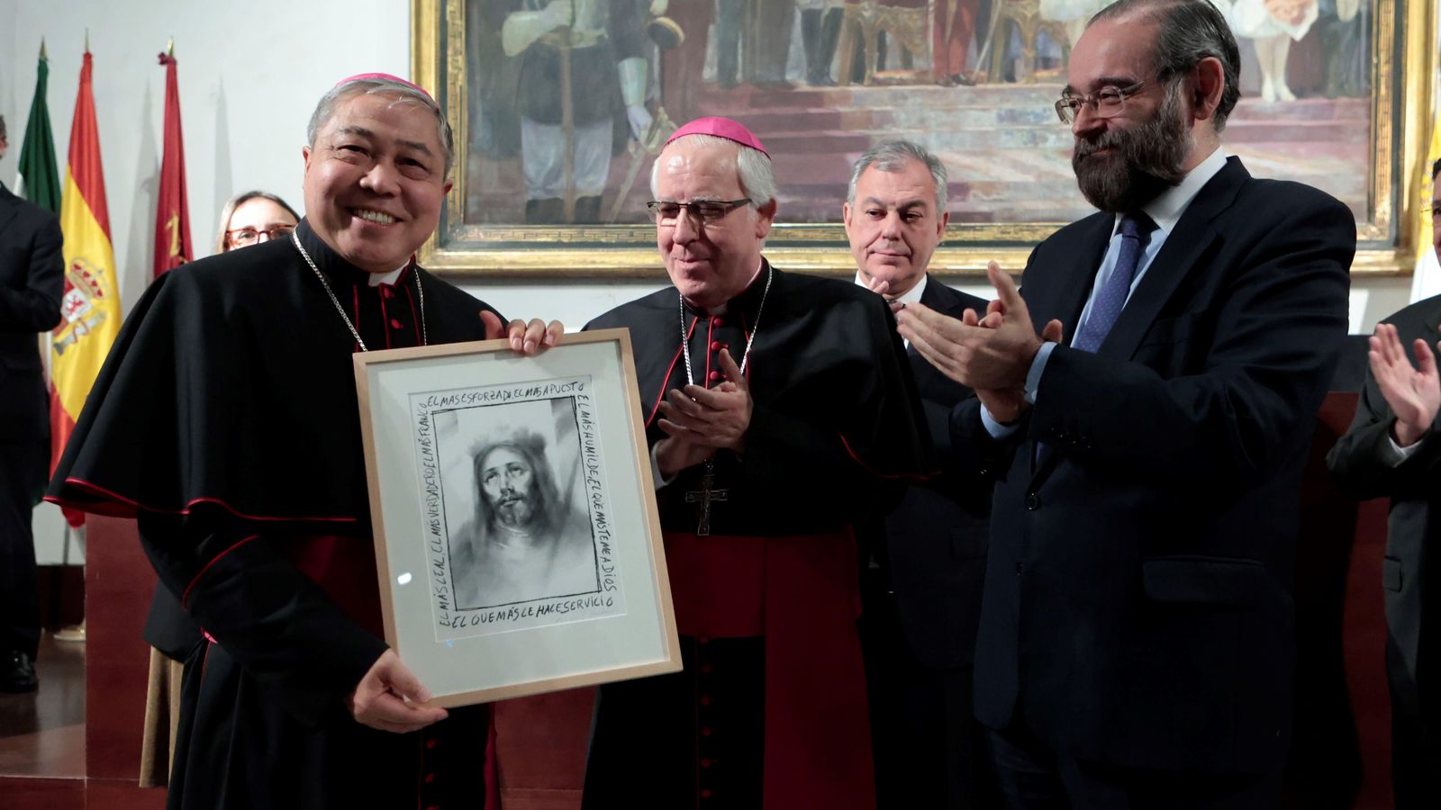 Monseñor Bernardito Cleopas recibe el aplauso de monseñor José Ángel Saiz y Alfonso Bullón de Mendoza y Valugera.