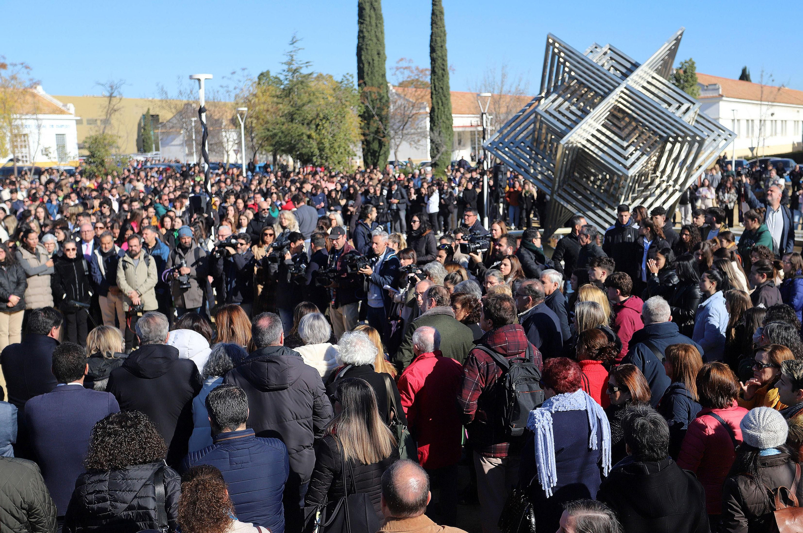 Imágenes del minuto de silencio guardado en la Universidad de Huelva en memoria de los estudiantes fallecidos en el incendio