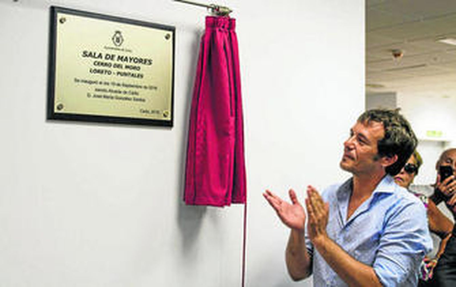El alcalde de Cádiz, José María González, tras descubrir la placa.
