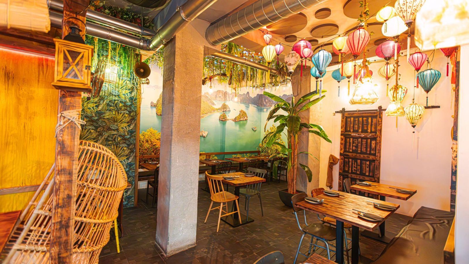Ambientación. El restaurante te transporta a Vietnam con su tradicional decoración.