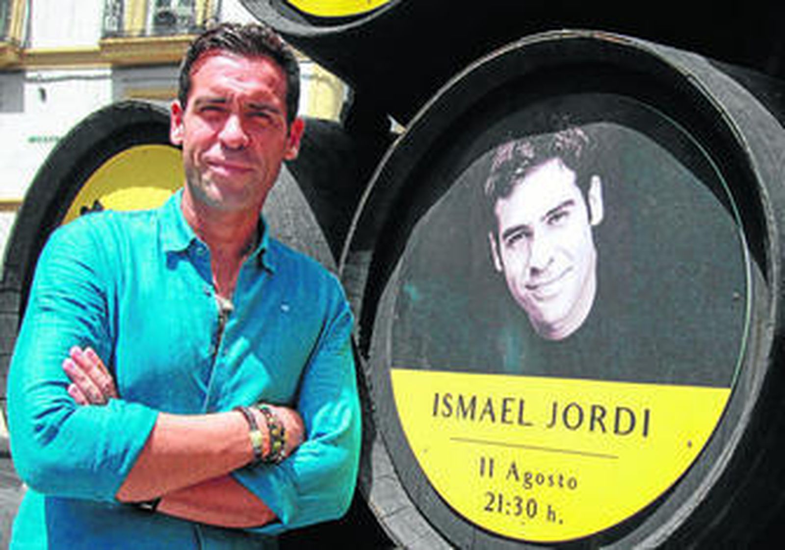 Ismael Jordi, junto a él mismo, en las botas de la calle Larga que anuncian el Festival, días atrás.