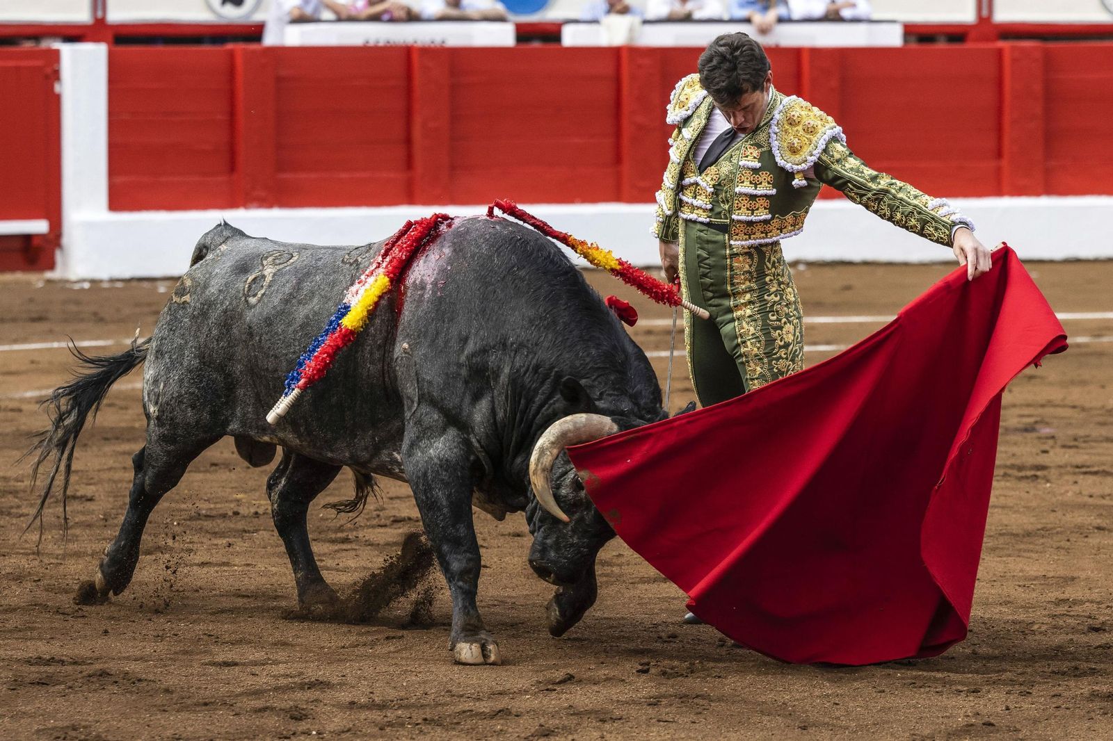Con la muleta en la izquierda, Daniel Luque intenta meter en el canasto a a ‘Capitán’, el primer ‘santacoloma’ de los tres que le cupieron en desgracia.