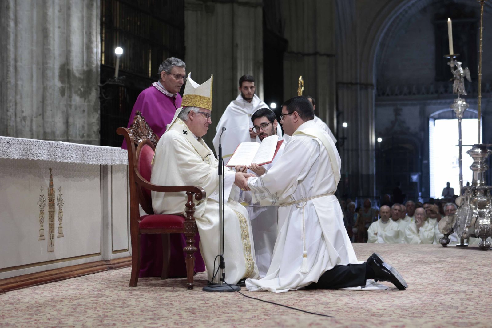 La ceremonia de ordenación conjunta de diáconos y sacerdotes en imágenes