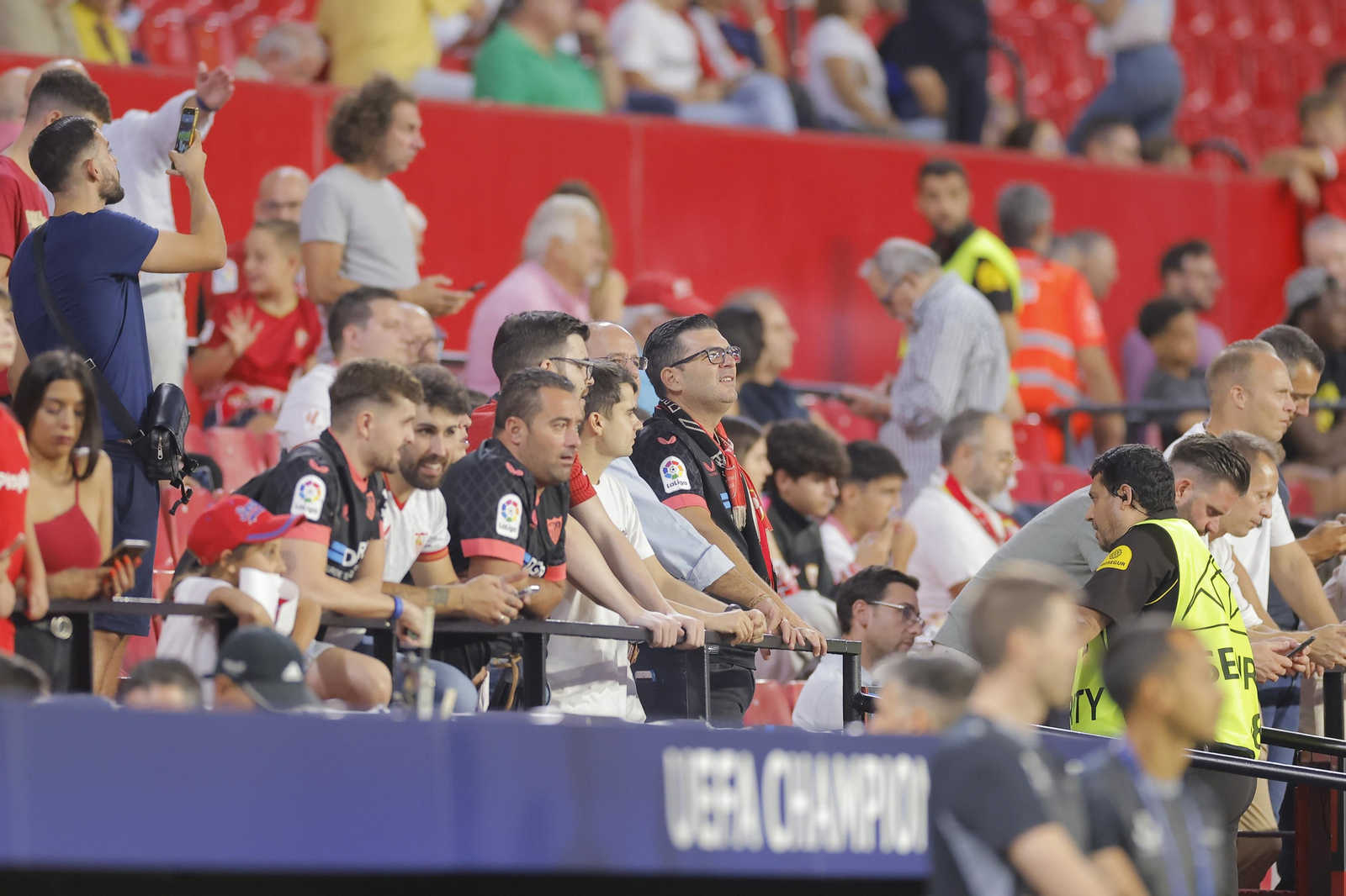 Búscate en las fotos del Sevilla-Lens