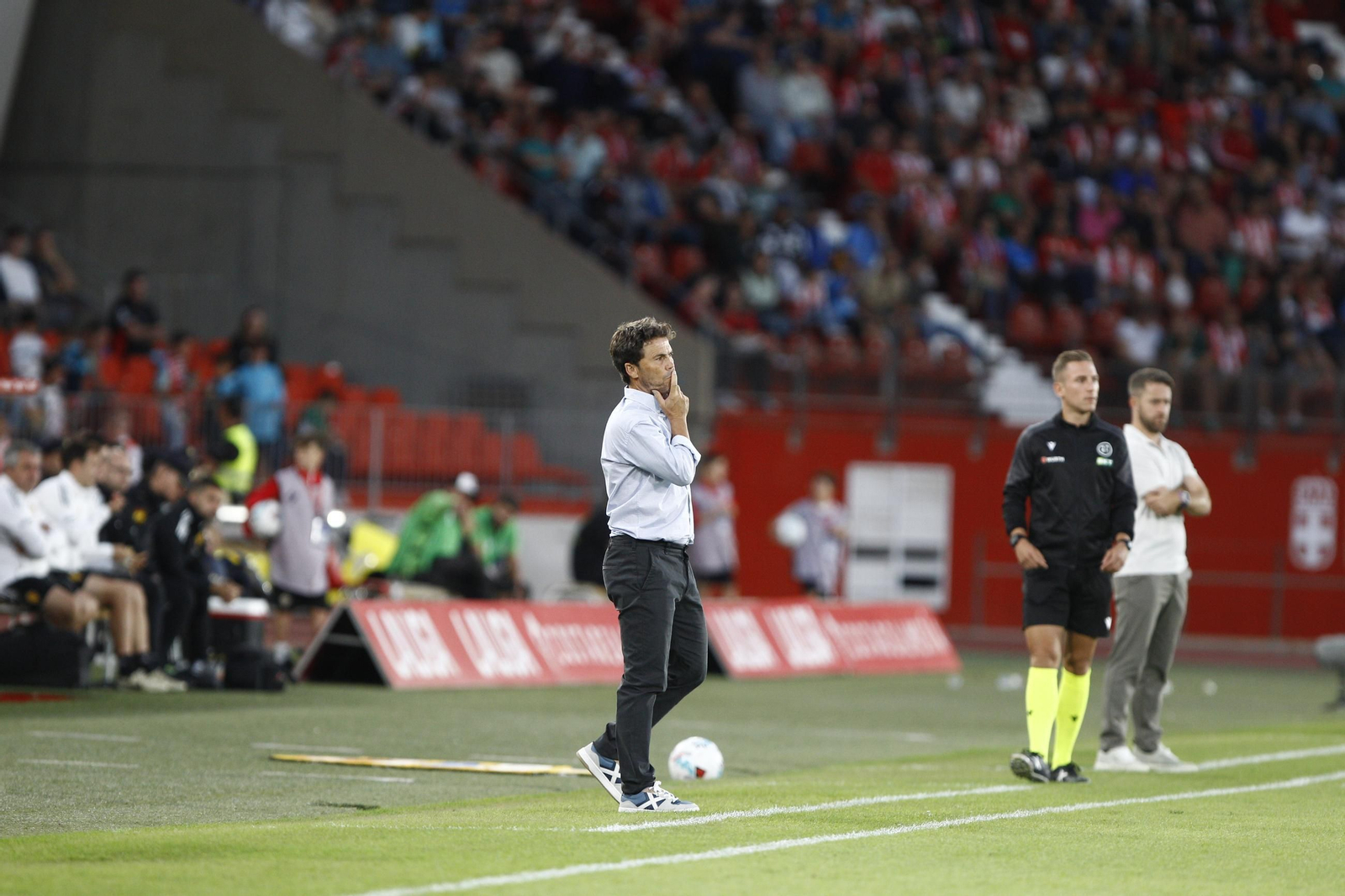 El técnico catalán pensativo durante un encuentro de los rojiblancos disputado en el Estadio de los Juegos Mediterráneos.