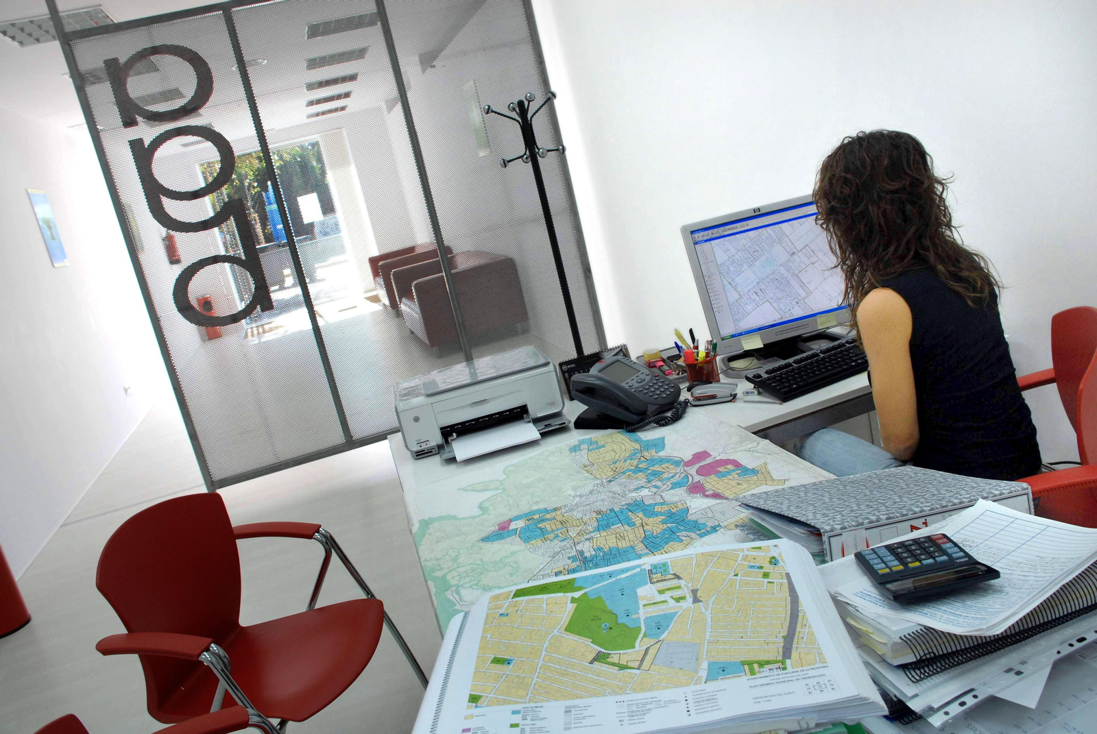 Una mujer trabaja en una oficina.