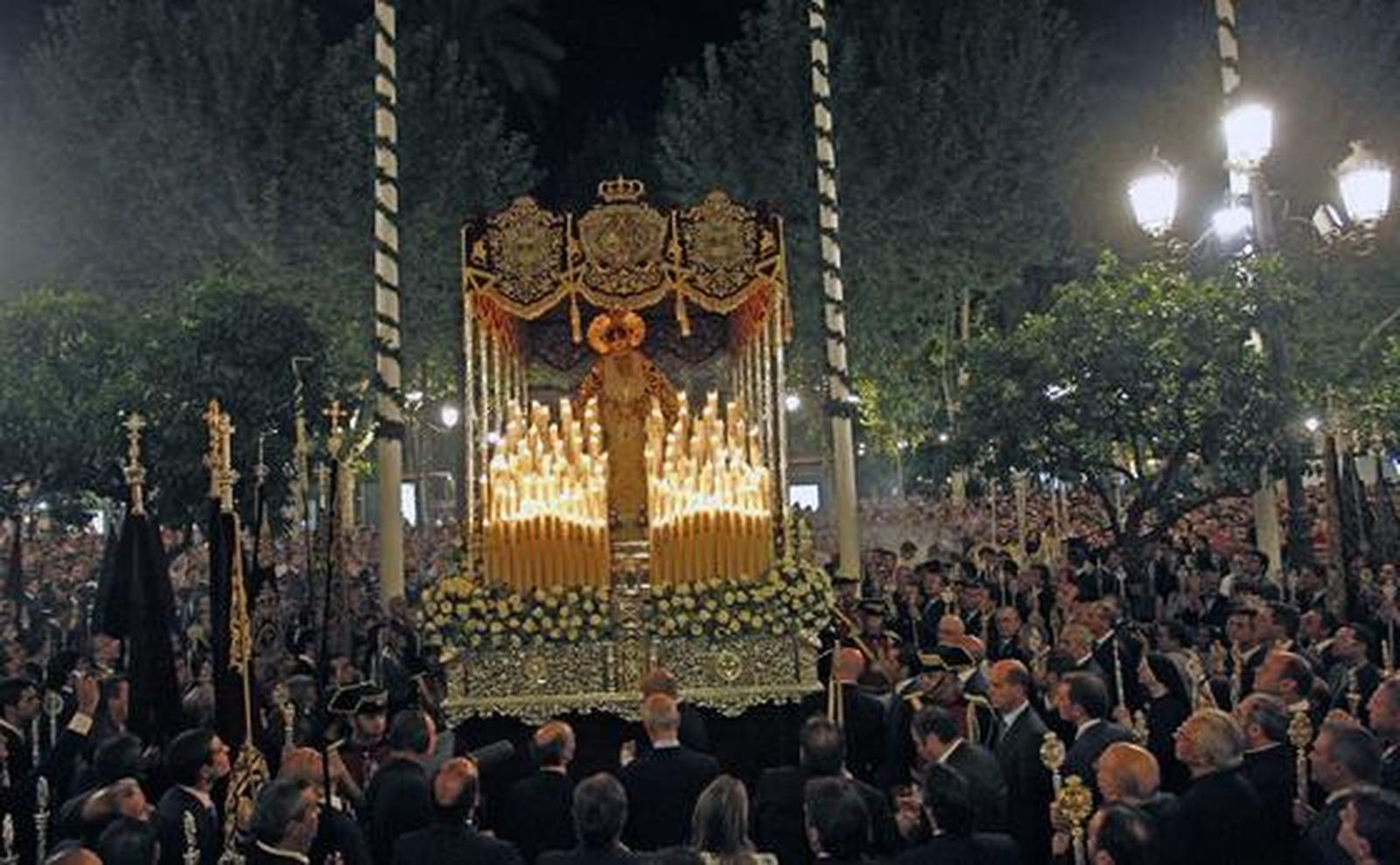 La Virgen de Regla vuelve a su templo tras ser coronada.

Foto: Antonio Pizarro