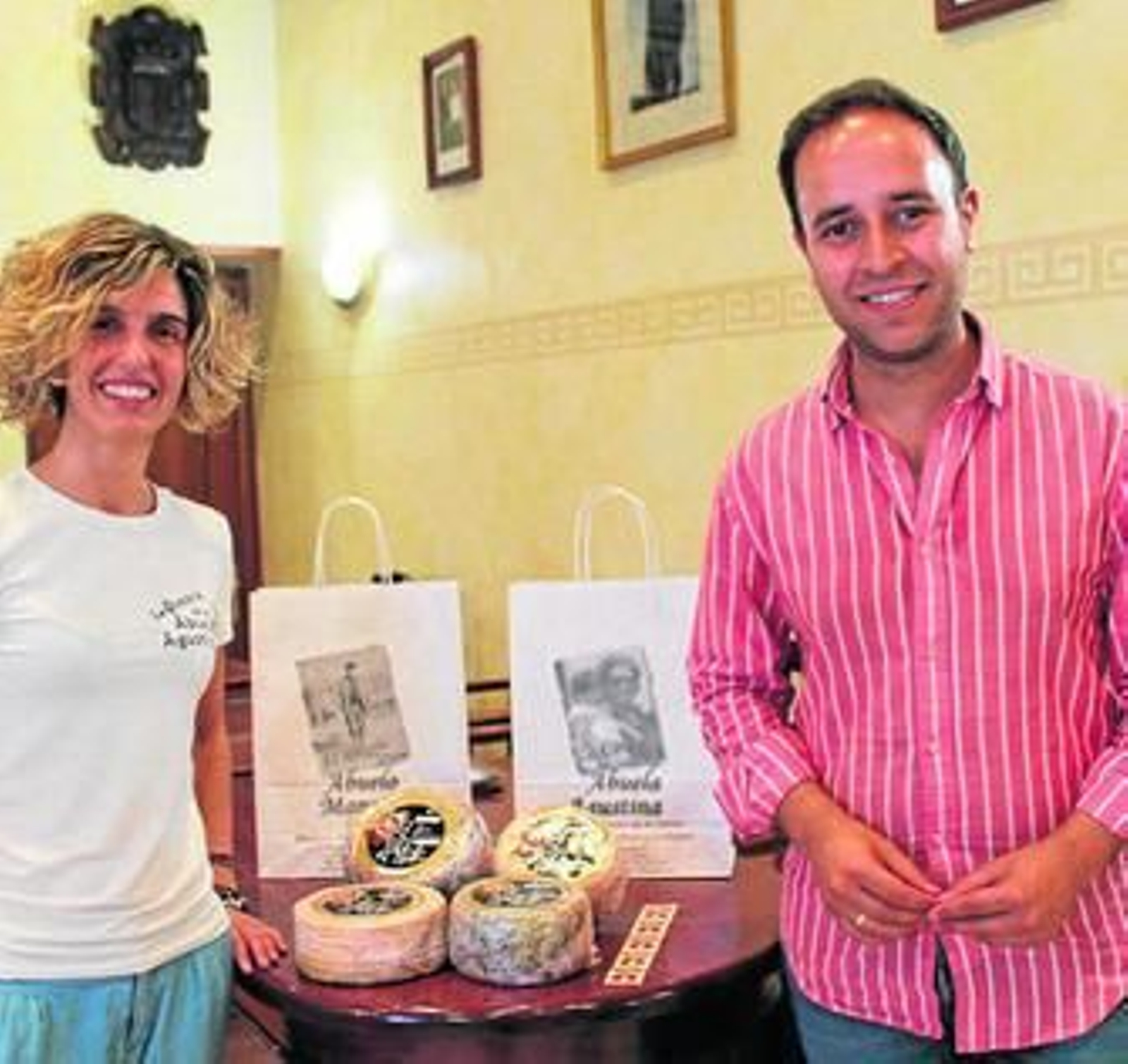 El alcalde Javier García con una de las socias de la quesería.