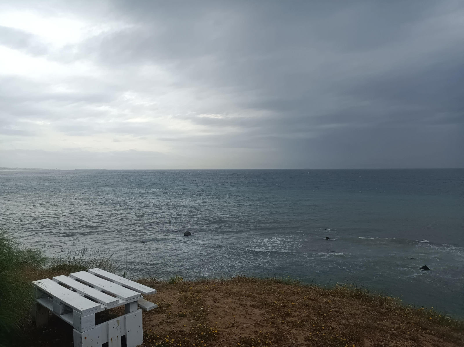 Tras un camping, tomamos un camino que nos acerca a un acantilado bajo.