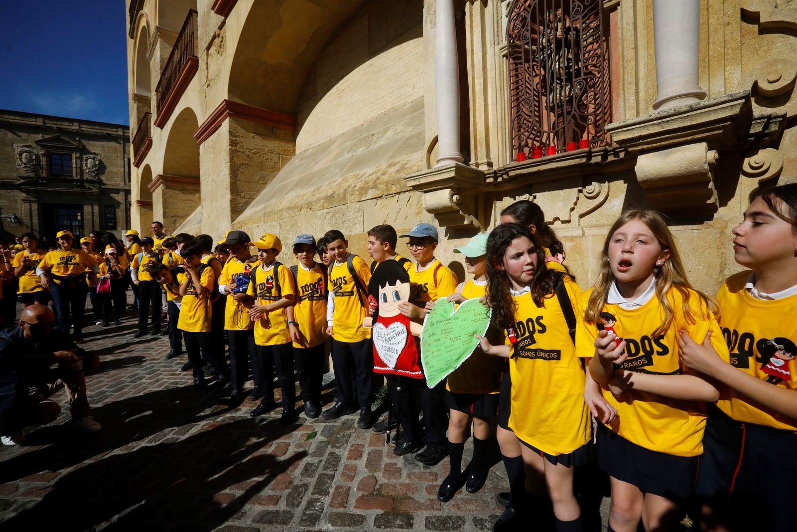 Las mejores imágenes del abrazo a la Mezquita-Catedral por las enfermedades raras