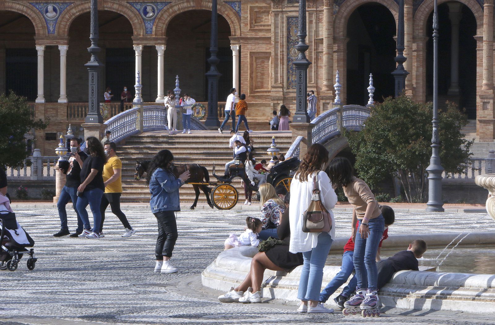 Ambiente en el festivo fin de semana en Sevilla