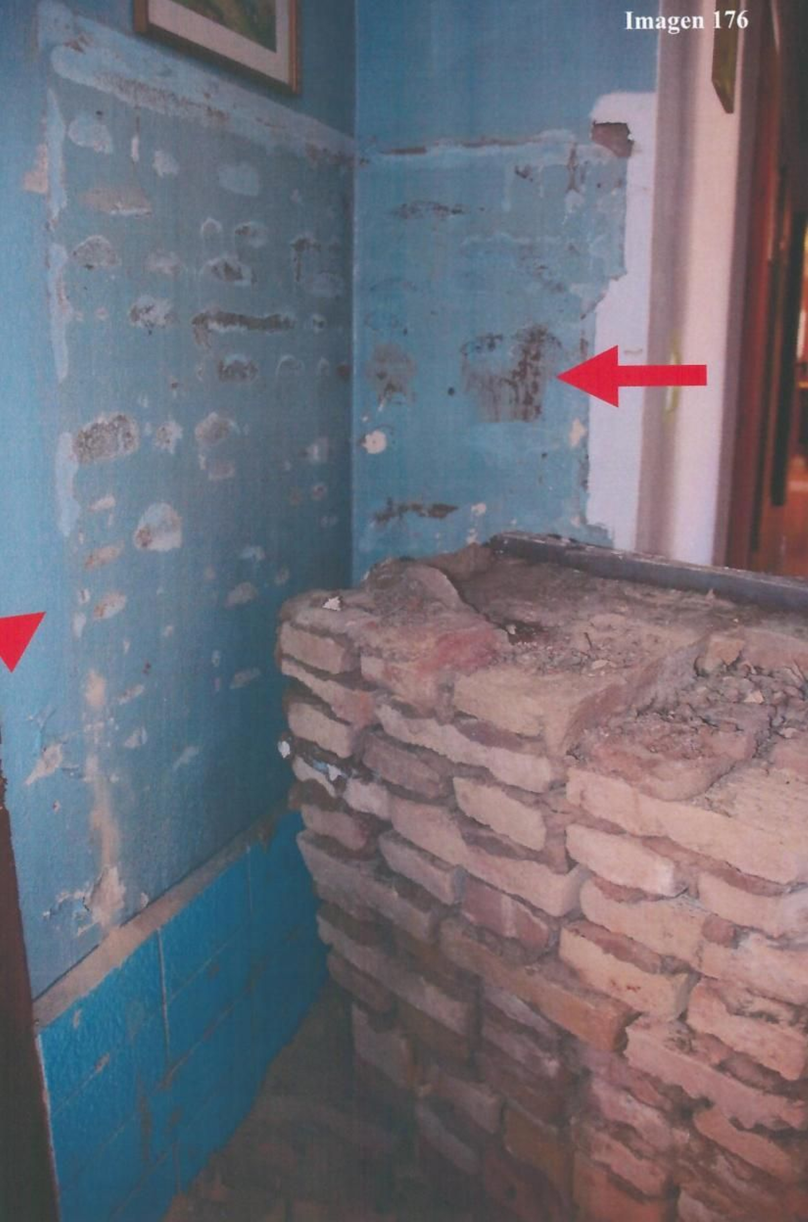 Marca en la pared de la caja fuerte y restos del muro derribado en la escena del crimen de Matalascañas.