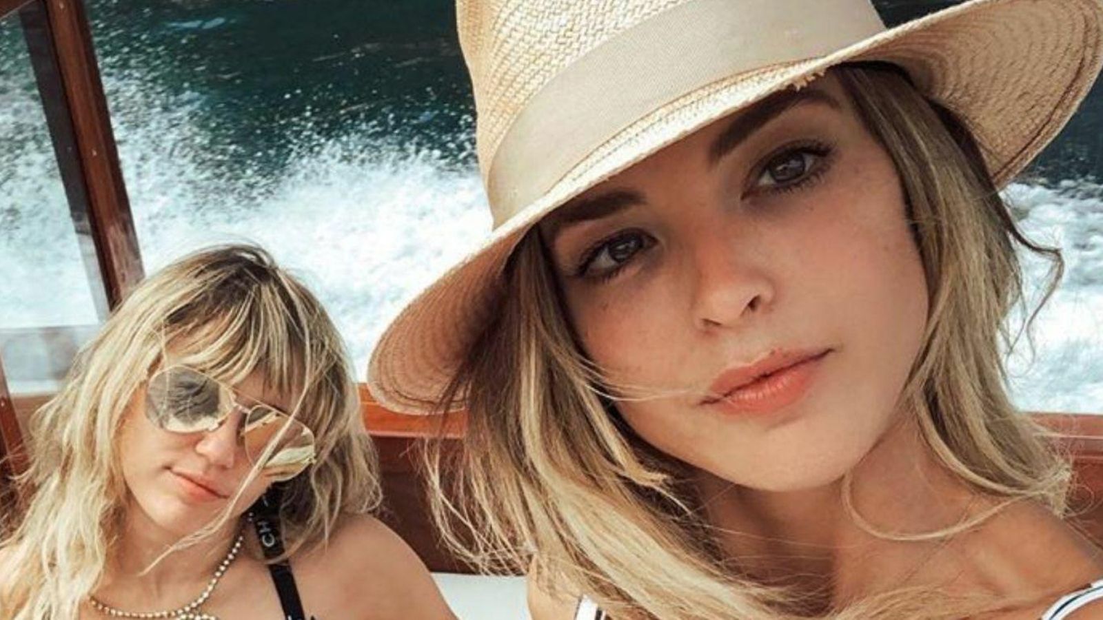 Miley y Kaitlynn Carter, en una foto de este verano subida a sus redes sociales.