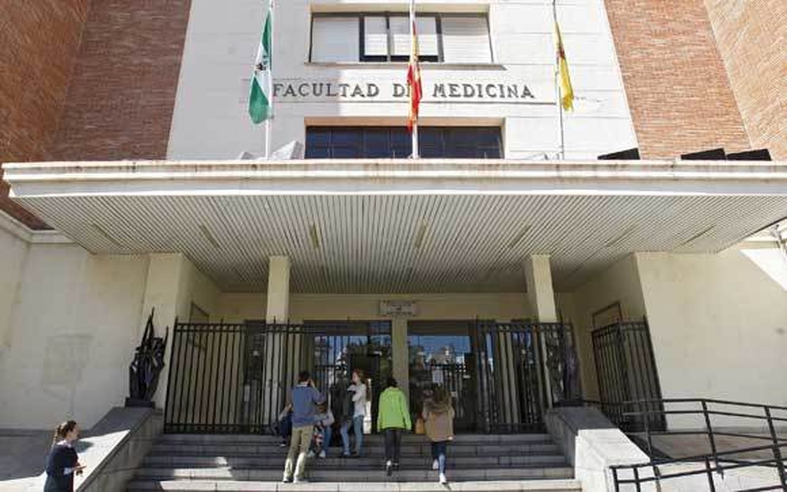 La Universidad va a iniciar este año un plan de mejoras en la sede de la Facultad de Medicina en la plaza Fragela. /Joaquín Pino