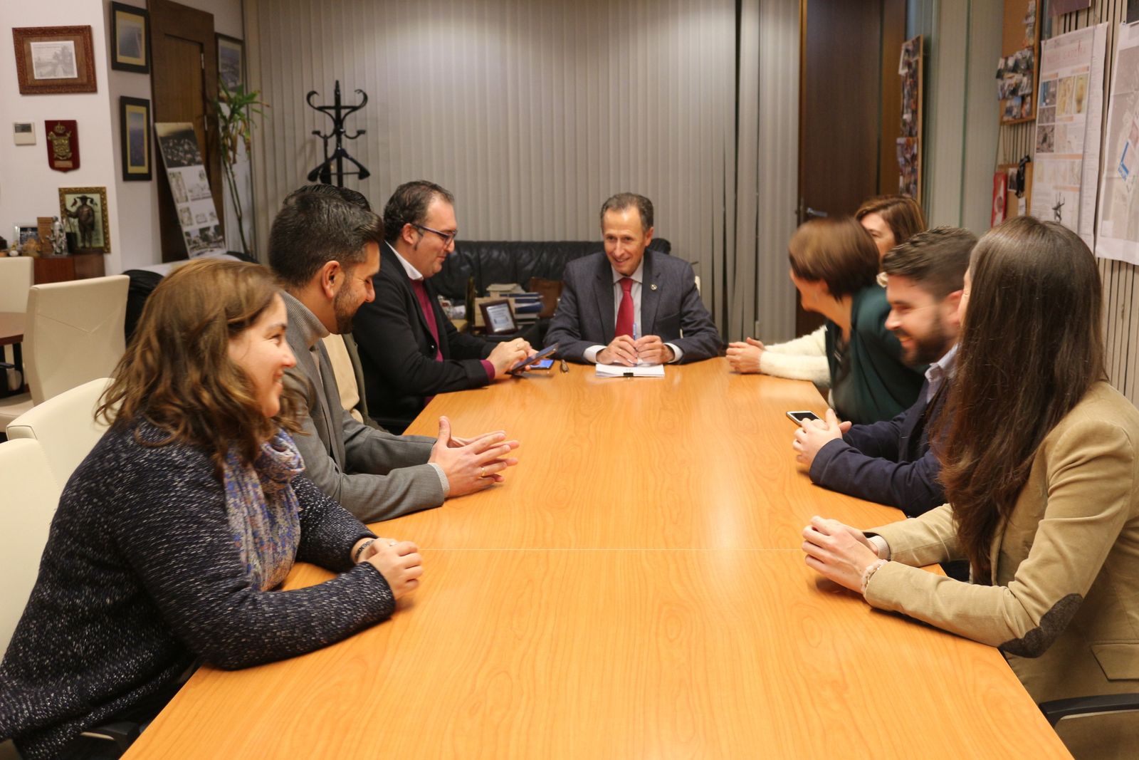 Reunión mantenida por los responsables municipales y la nueva permanente del Consejo en Alcaldía.