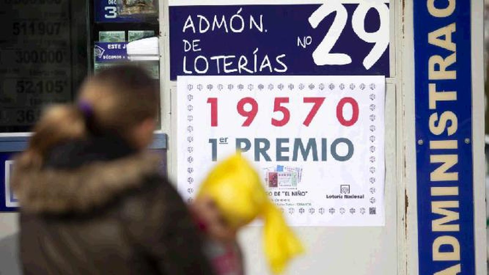 Una administración de Granada anuncia en su puerta que ha vendido el primero premio del sorteo del Niño.