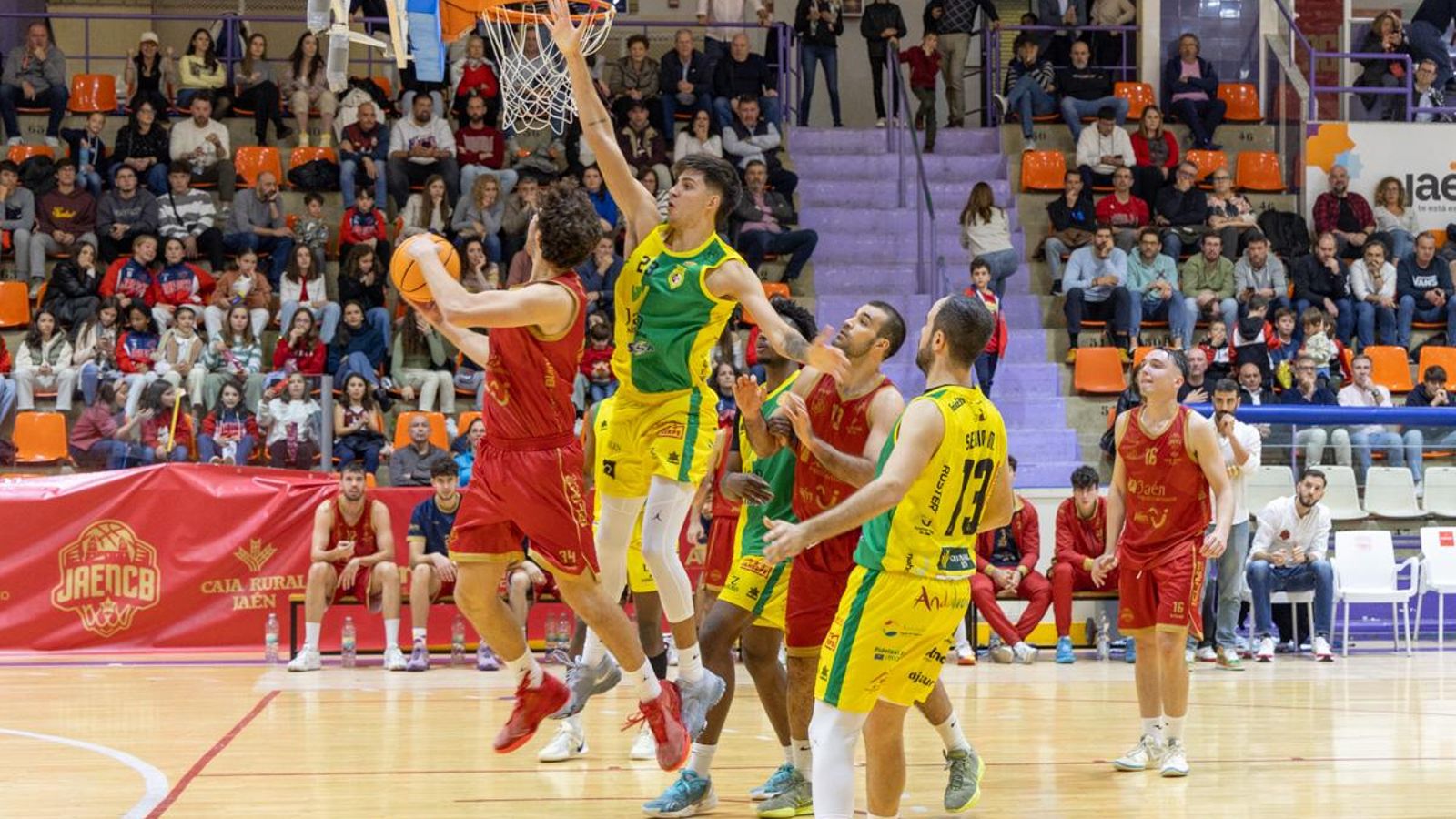 La defensa amarilla atenazó por momentos al Jaén CB.