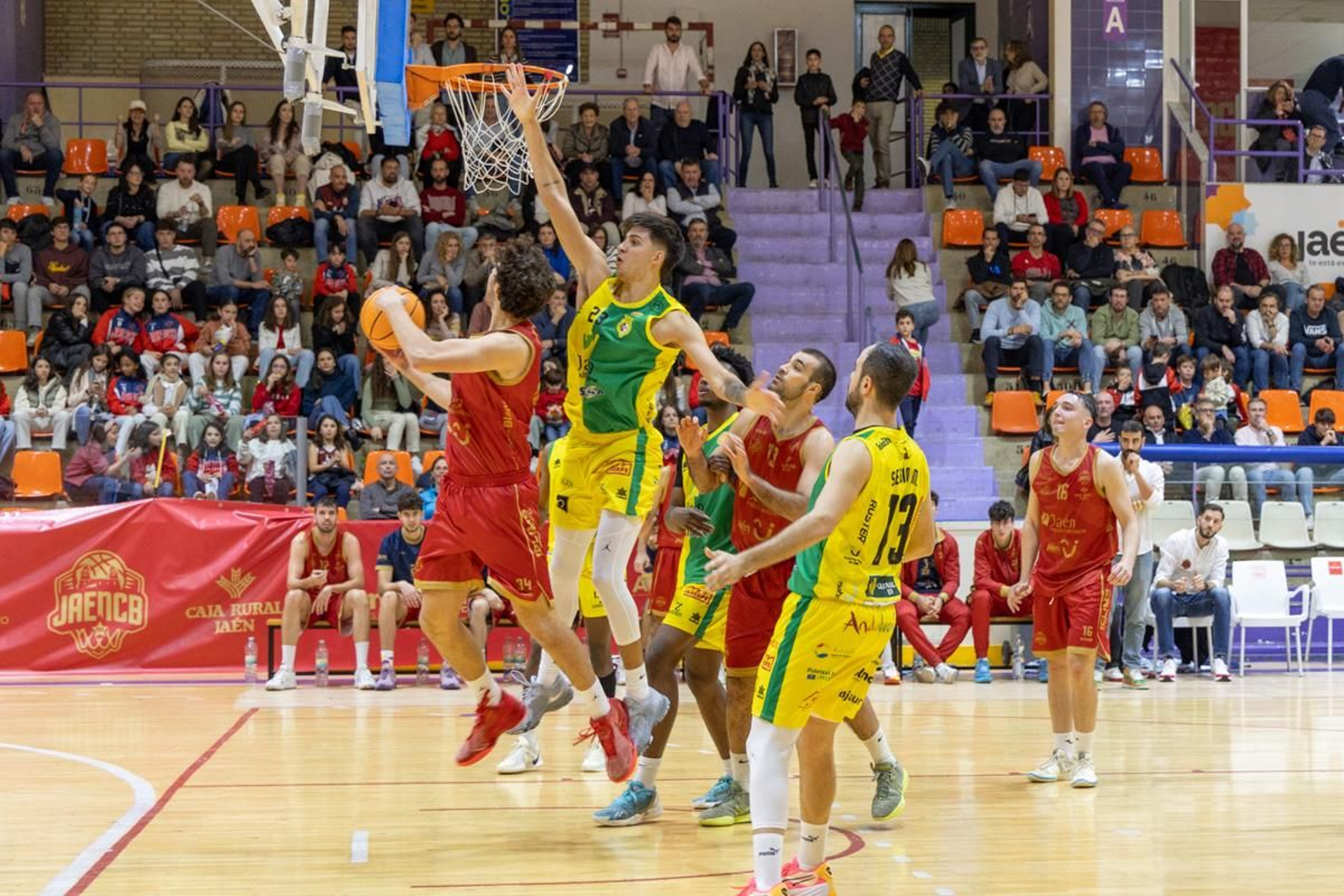 La Salobreja vibra con el derbi de la capital entre Jaén CB y Jaén FS, en imágenes