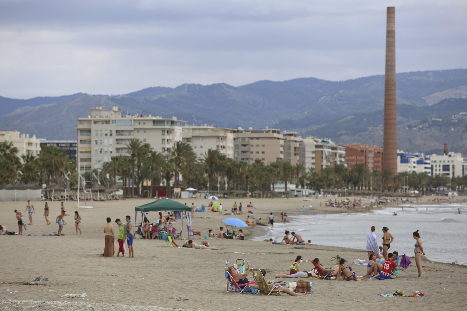 Fotos de la playa de La Misericordia, en Málaga, en el segundo día de calor de la desescalada