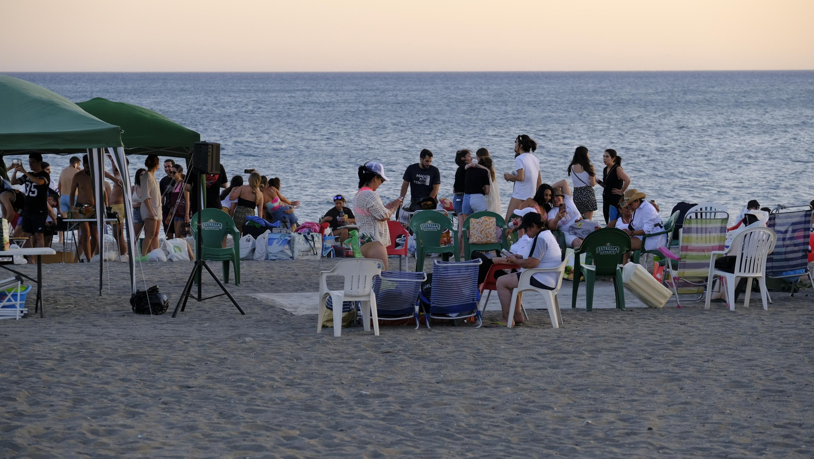 Imágenes de las hogueras de la Noche de San Juan en Almería capital