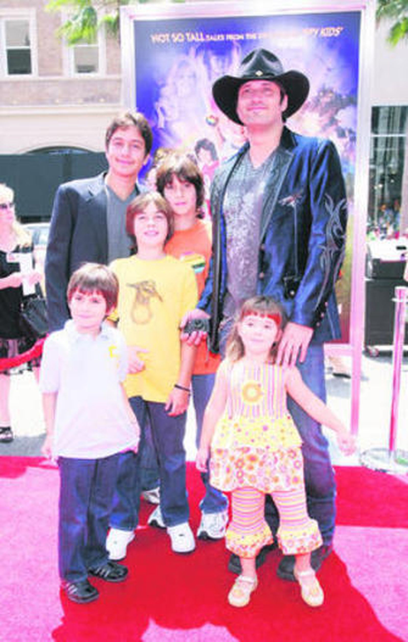 Rodríguez, en la presentación de 'Shorts', rodeado de sus hijos.