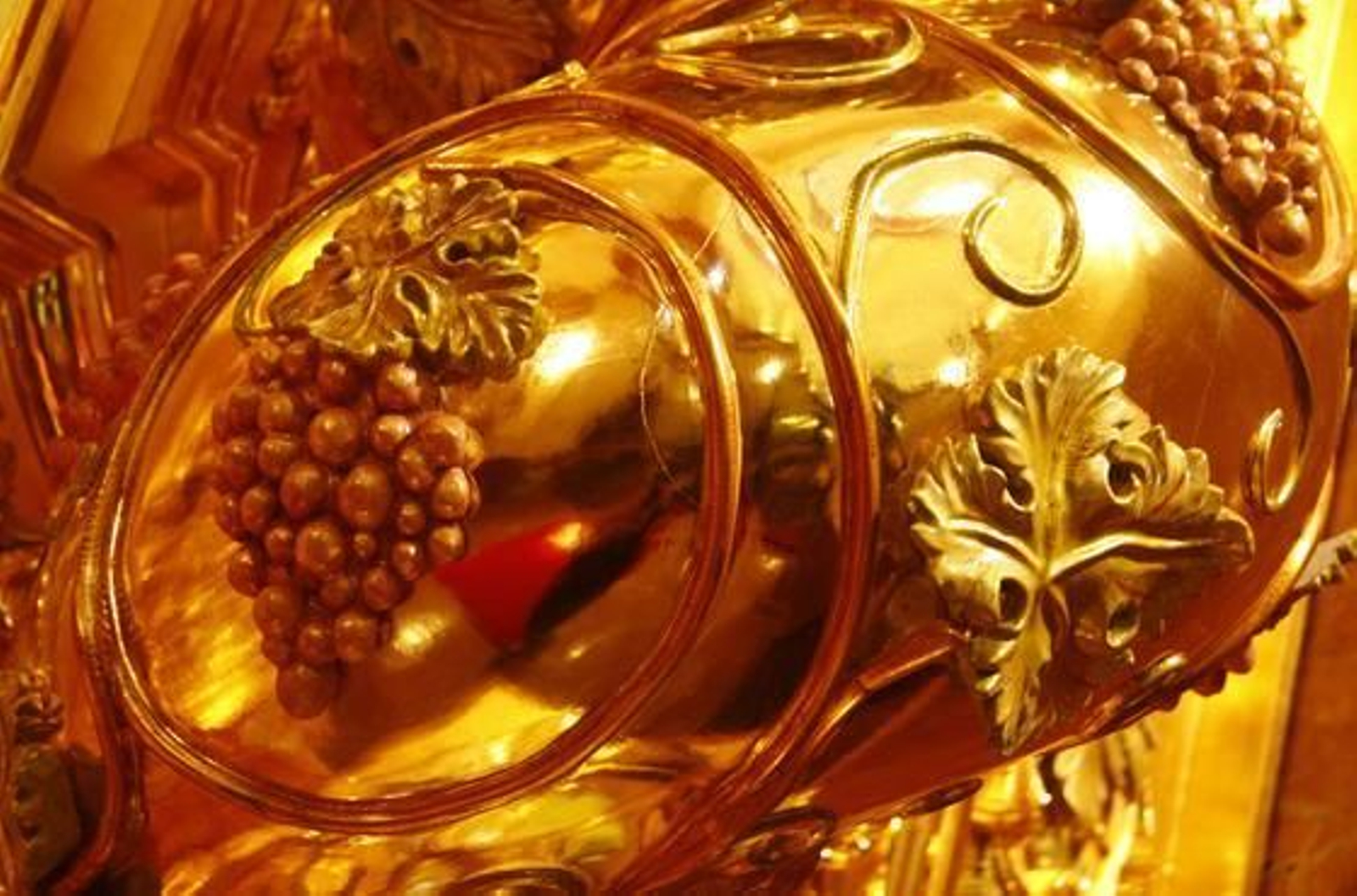 Mármol, bronce y madera son los materiales que forman el monumental retablo que acogerá al Cristo de la Expiración.

Foto: Victoria Hidalgo