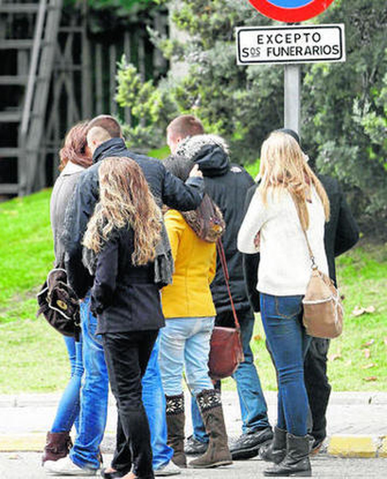 Amigos de Cristina Arce, desconsolados en el tanatorio de La Paz.