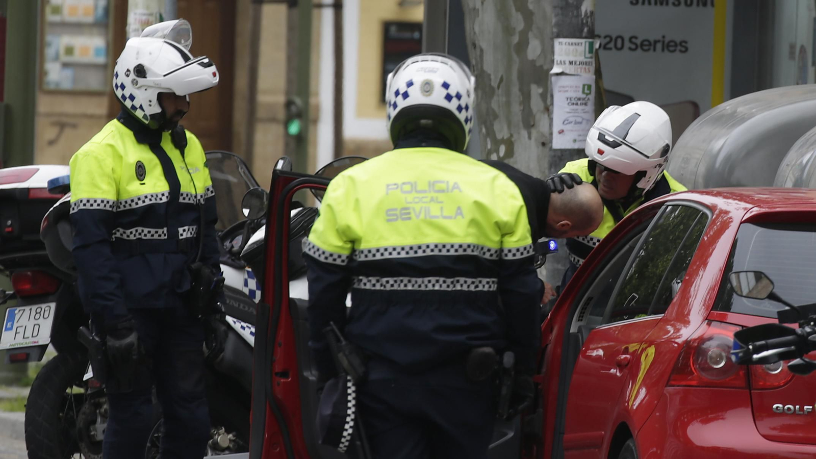 Policías locales durante un control de tráfico en el confinamiento.