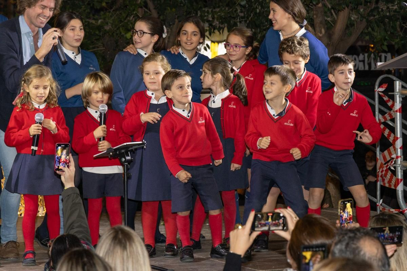Jaén enciende su Navidad con sus habitantes echados a la calle